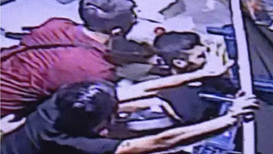 Kontrolden çıkan otomobil markete daldı: 1 yaralı