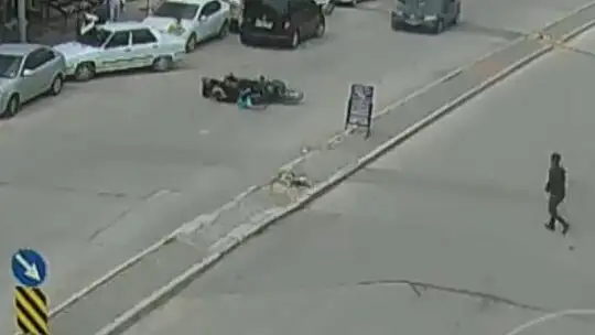 Kontrolden çıkan taksi yayaların arasına daldı, motosikletler çocuklara çarptı