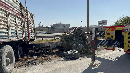 Kontrolden çıkan tır, kireç yüklü tıra çarptı: 1 yaralı