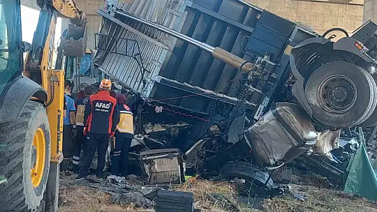 Kontrolden çıkan tır köprüden uçtu: 2 ölü