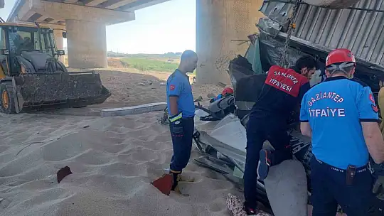 Kontrolden çıkan tır köprüden uçtu: 2 ölü