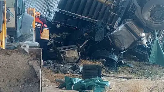 Kontrolden çıkan tır köprüden uçtu: 2 ölü