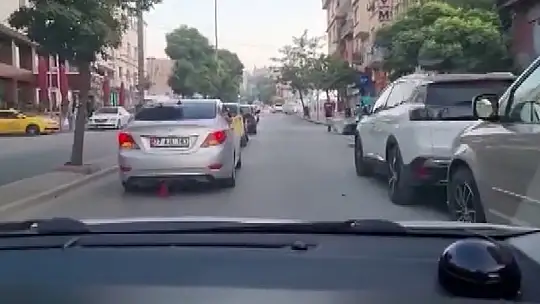 Konvoy yaparak trafiği tehlikeye atan 17 araca ceza