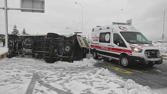 Konya'da işçi taşıyan servis minibüsleri çarpıştı: 14 yaralı