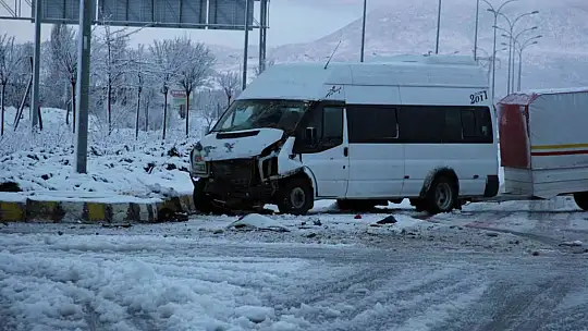 Konya'da işçi taşıyan servis minibüsleri çarpıştı: 14 yaralı