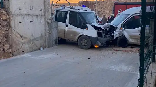 Köpeklere çarpmamak için manevra yapan işçi servisi faciaya neden oldu: 2 ölü, 3 yaralı