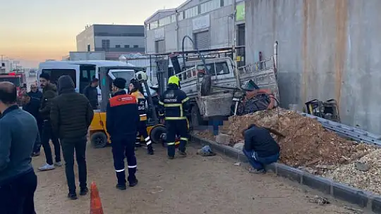 Köpeklere çarpmamak için manevra yapan işçi servisi faciaya neden oldu: 2 ölü, 3 yaralı