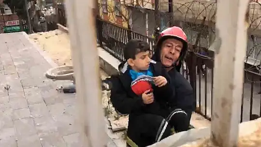 Korkuluk demirine sıkışan çocuğu itfaiye kurtardı