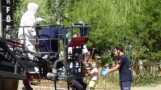 Korona virüs tedavisi gören kadın iki çocuğu ile yanan binada mahsur kaldı