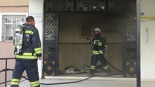 Korona virüs tedavisi gören kadın iki çocuğu ile yanan binada mahsur kaldı