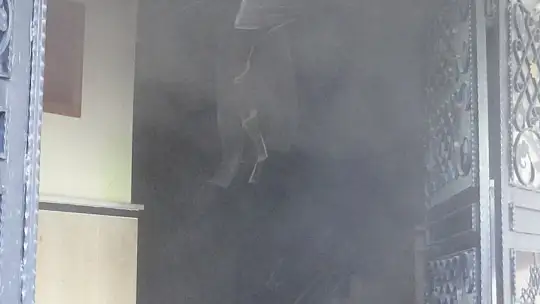 Korona virüs tedavisi gören kadın iki çocuğu ile yanan binada mahsur kaldı