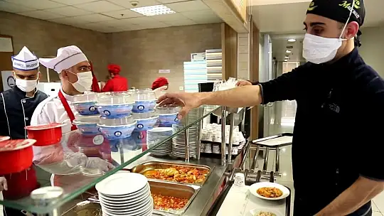 Korona virüsle mücadele kahramanlarına aşure ikramı