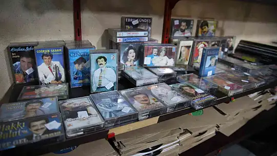 Köyleri dolaşıp eşya topladı, müzelere 6 bin eser kazandırdı