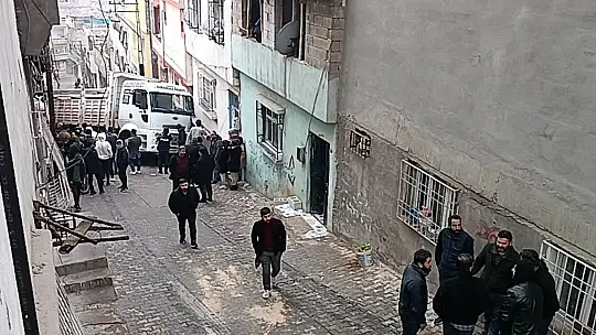 Kum yüklü kamyon eve girdi