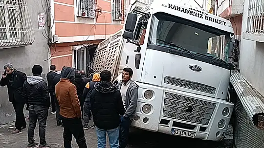 Kum yüklü kamyon eve girdi