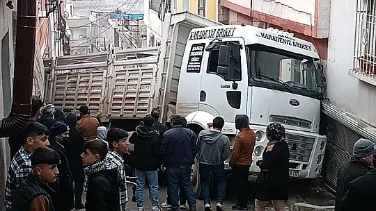 Kum yüklü kamyon eve girdi