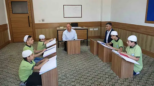 Kur'an-ı Kerim'i parmaklarıyla ezberliyorlar