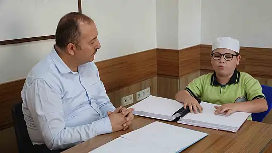 Kur'an-ı Kerim'i parmaklarıyla ezberliyorlar
