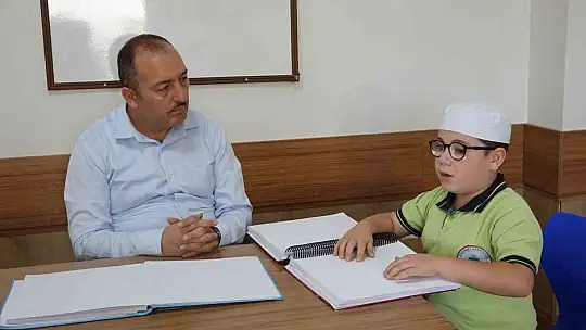 Kur'an-ı Kerim'i parmaklarıyla ezberliyorlar