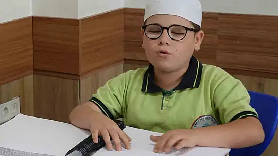 Kur'an-ı Kerim'i parmaklarıyla ezberliyorlar