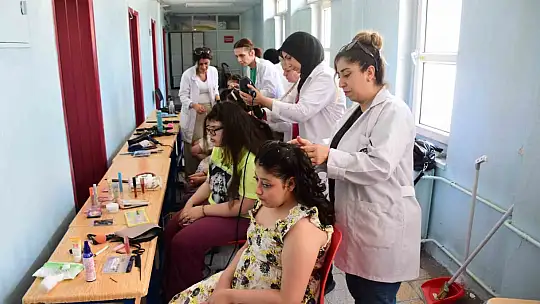 Kursiyerler görme engellilerin mutluluğuna ortak oldu
