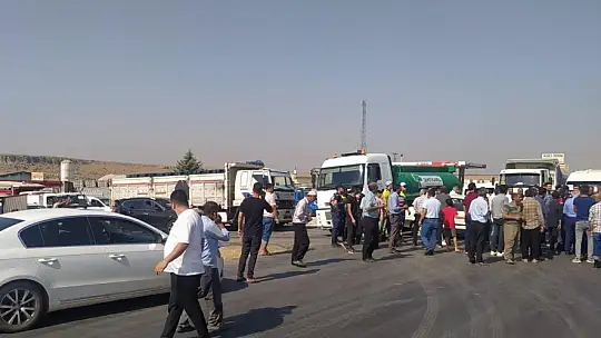 Kuzu eti indirimini protesto eden besiciler yol kapattı
