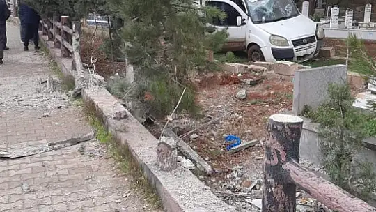 Lastiği patlayan araç mezarlığa uçtu: 1 yaralı
