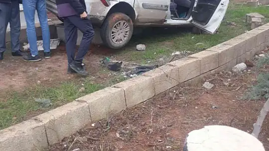 Lastiği patlayan araç mezarlığa uçtu: 1 yaralı
