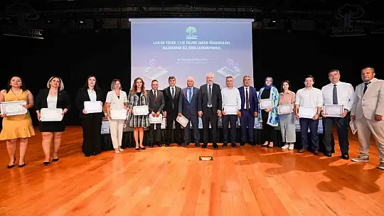 LGS'de başarılı olan öğrenciler dizüstü bilgisayar ile ödüllendirildi