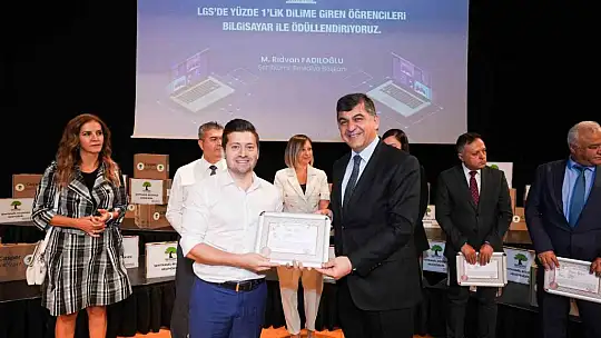LGS'de başarılı olan öğrenciler dizüstü bilgisayar ile ödüllendirildi