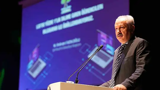 LGS'de başarılı olan öğrenciler dizüstü bilgisayar ile ödüllendirildi
