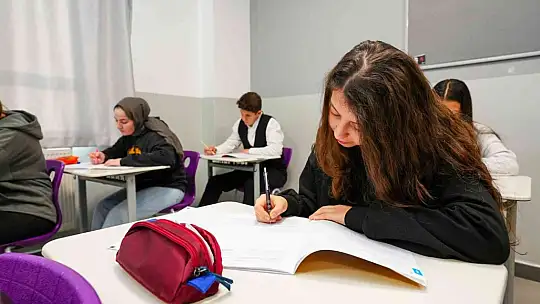 Lise öğrencilerine ücretsiz deneme sınavı yapıldı