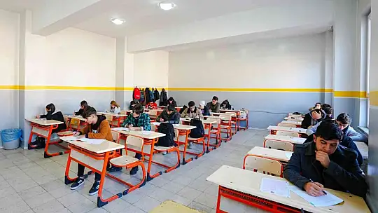 Lise öğrencilerine ücretsiz deneme sınavı yapıldı