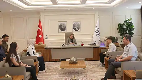 Liseler arası 80'ler 90'lar Nostalji Ses Yarışmasının ödülleri Şahin tarafından verildi