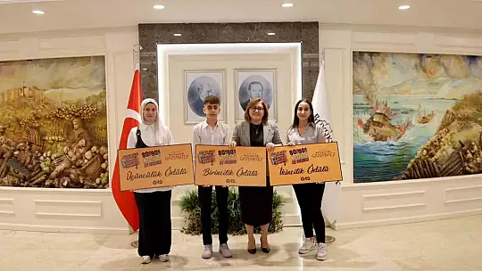 Liseler arası 80'ler 90'lar Nostalji Ses Yarışmasının ödülleri Şahin tarafından verildi