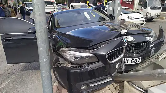 Lüks araçta başlayan alacak verecek kavgası kazayla son buldu
