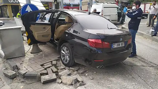Lüks araçta başlayan alacak verecek kavgası kazayla son buldu