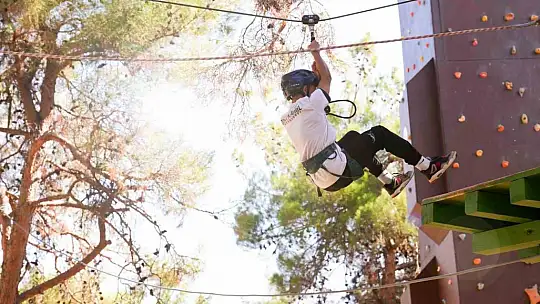 Macera parkurlarında eğlenceli ve adrenalin dolu anlar yaşadılar