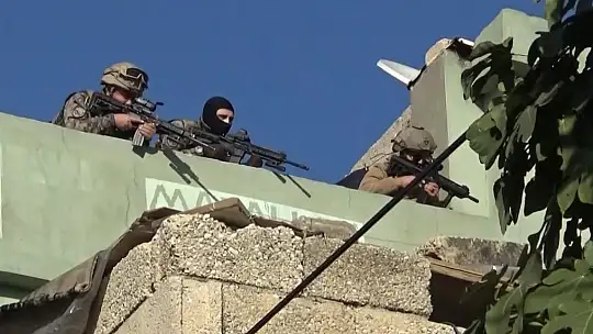 Mahalle abluka altına alındı, polise ateş açan şahıs kadın kılığında yakalandı