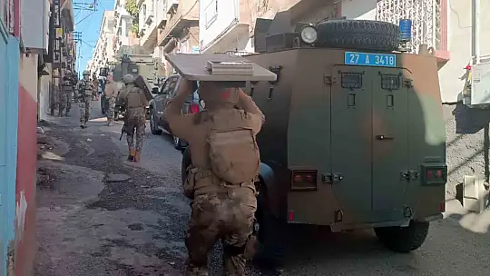 Mahalle abluka altına alındı, polise ateş açan şahıs kadın kılığında yakalandı