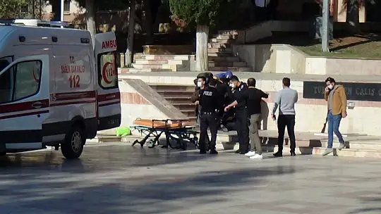Mahkeme çıkışı boşanma aşamasındaki eşini hem de kayınpederini kurşun yağdırdı