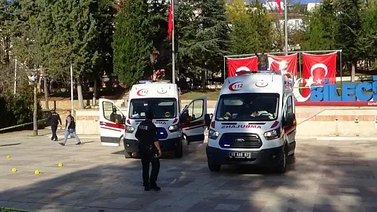 Mahkeme çıkışı boşanma aşamasındaki eşini hem de kayınpederini kurşun yağdırdı