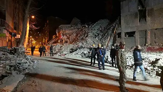Malatya'da ağır hasarlı 4 katlı bina çöktü