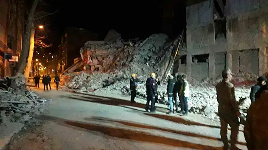Malatya'da ağır hasarlı 4 katlı bina çöktü