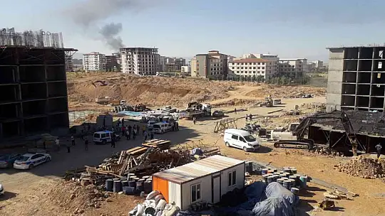 Malatya'da inşaat halindeki bir binada vinç devrildi. Çok sayıda yaralının olduğu belirtilen olay yerine sağlık ekipleri sevk edildi.