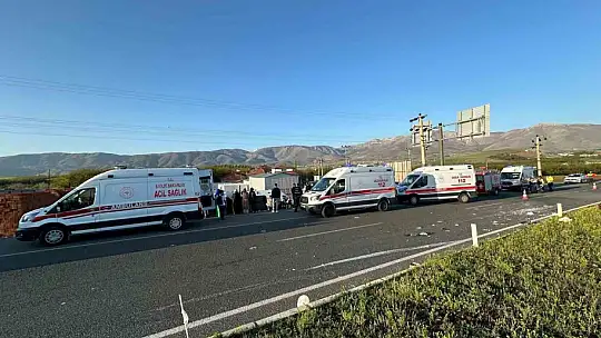 Malatya'da yolcu otobüsü devrildi: Çok sayıda yaralı var