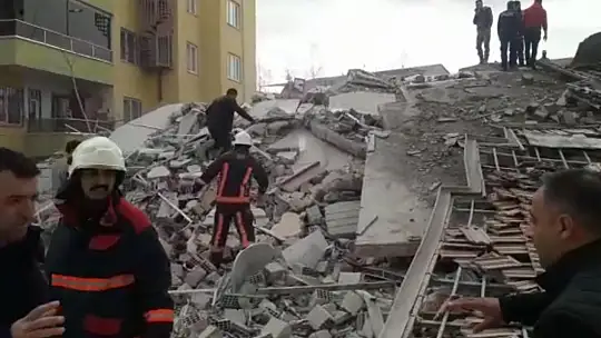 Malatya'nın Yeşilyurt ilçesindeki Koyunoğlu Caddesi'nde 4 katlı bir bina çöktü. Çökmenin ardından olay yerine çok sayıda ekip sevk edilirken, enkaz altında 1 kişinin olduğu iddia edildi.