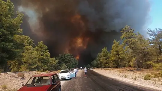 Manavgat'taki yangına 10 ilden 19 helikopter 103 arazöz müdahale ediyor
