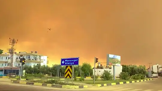 Manavgat'taki yangına 10 ilden 19 helikopter 103 arazöz müdahale ediyor