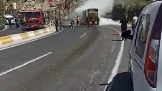 İçinde 25 yolcusu bulunan halk otobüsü yandı